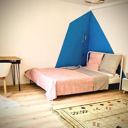 Une Maison Design Dans Le Centre Ville Фуа Экстерьер фото